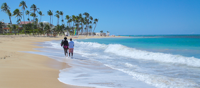A couple strolls along the beach at Chic Punta Cana. (Photo credit: Ed Wetschler)