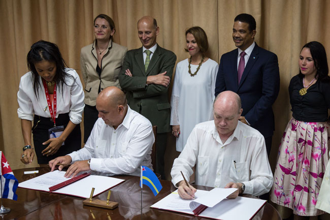 Members of Aruban and Cuban governments signing the countries' landmark cooperative agreement in Havana, Cuba.