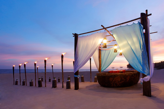 At the Anantara Mui Ne Resort, guests can enjoy a romantic dinner on the beach in a boat inspired by Vietnam's traditional thung boat. 