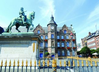 The equestrian monument of Johann Wellem II and City Hall in Old Town. (DUsseldorf marketing & tourismus gmbh - photo u.otte)