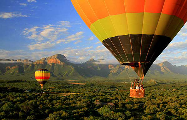 Lion World Travel’s The Best of South Africa luxury safari includes a hot air balloon ride near the Drakensberg Escarpment.