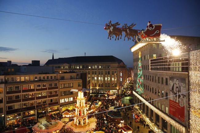 At the Christmas Market in Bochum, famous artist Falko Traber flies twice a day on a high wire, disguised as Santa Claus, in his sled over the heads of the visitors.