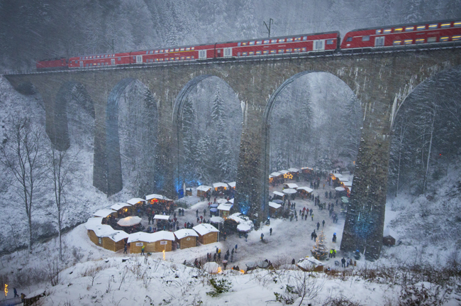 The Ravenna Gorge Christmas Market takes place in a Gorge underneath a railway viaduct of the Devil‘s Valley Railway in the Black Forest Highlands.