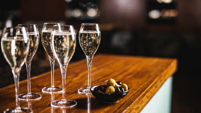 Guests of the Four Seasons Resort Palm Beach in Florida can sip champagne and discuss artwork during the new Art & Bubbles social. Guests of the Four Seasons Resort Palm Beach in Florida can sip champagne and discuss artwork during the new Art & Bubbles social.