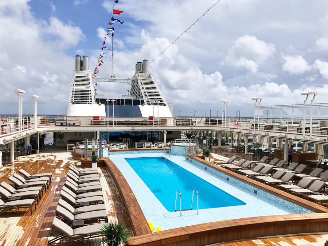 The Silver Muse pool deck is a central area to soak up the sun, take a lap on the jogging track, and grab a drink or bite to eat.